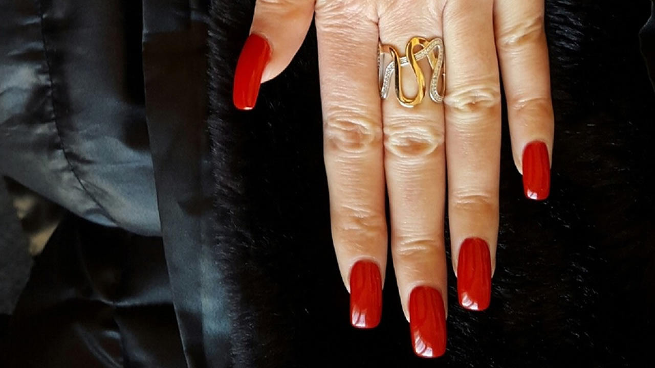 unhas em gel vermelha