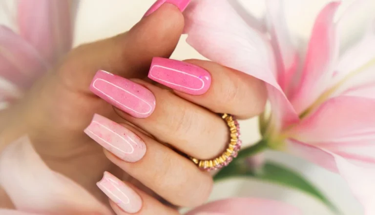 Como posso fazer nail art criativa em casa usando materiais acessíveis