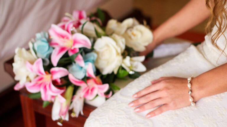 O formato ideal de unha para combinar com o vestido de casamento
