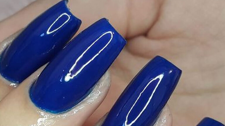 unhas em gel azul