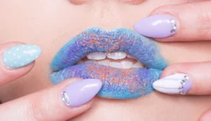 Unhas em gel roxo: a cor da realeza