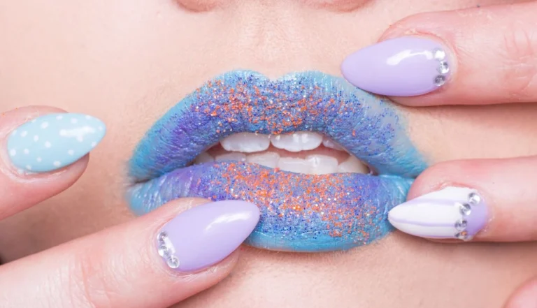 Unhas em gel roxo: a cor da realeza